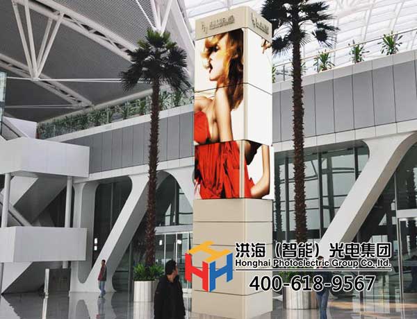 旋轉魔方柱，獲得商業廣告巨大價值的廣告機器人