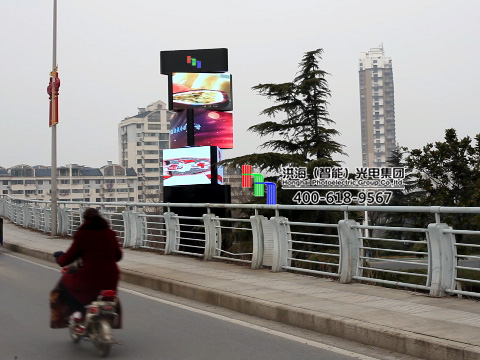 鹽城LED旋轉(zhuǎn)魔方柱屏現(xiàn)場圖 鹽城LED旋轉(zhuǎn)魔方柱屏現(xiàn)場圖